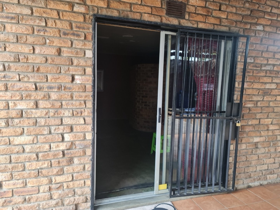 2 Bedroom Property for Sale in Oos Einde North West